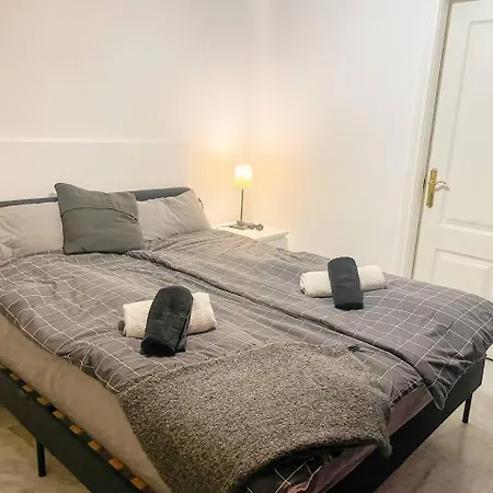 Puerto Banus! Sunny & Comfy 2 Bd W/ Pool & Terrace マルベーリャ